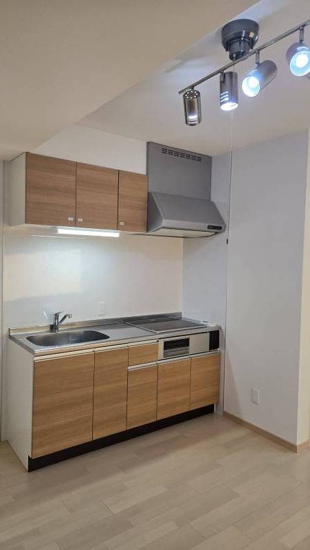 お洒落なキッチンはIH3口、幅1.8mです