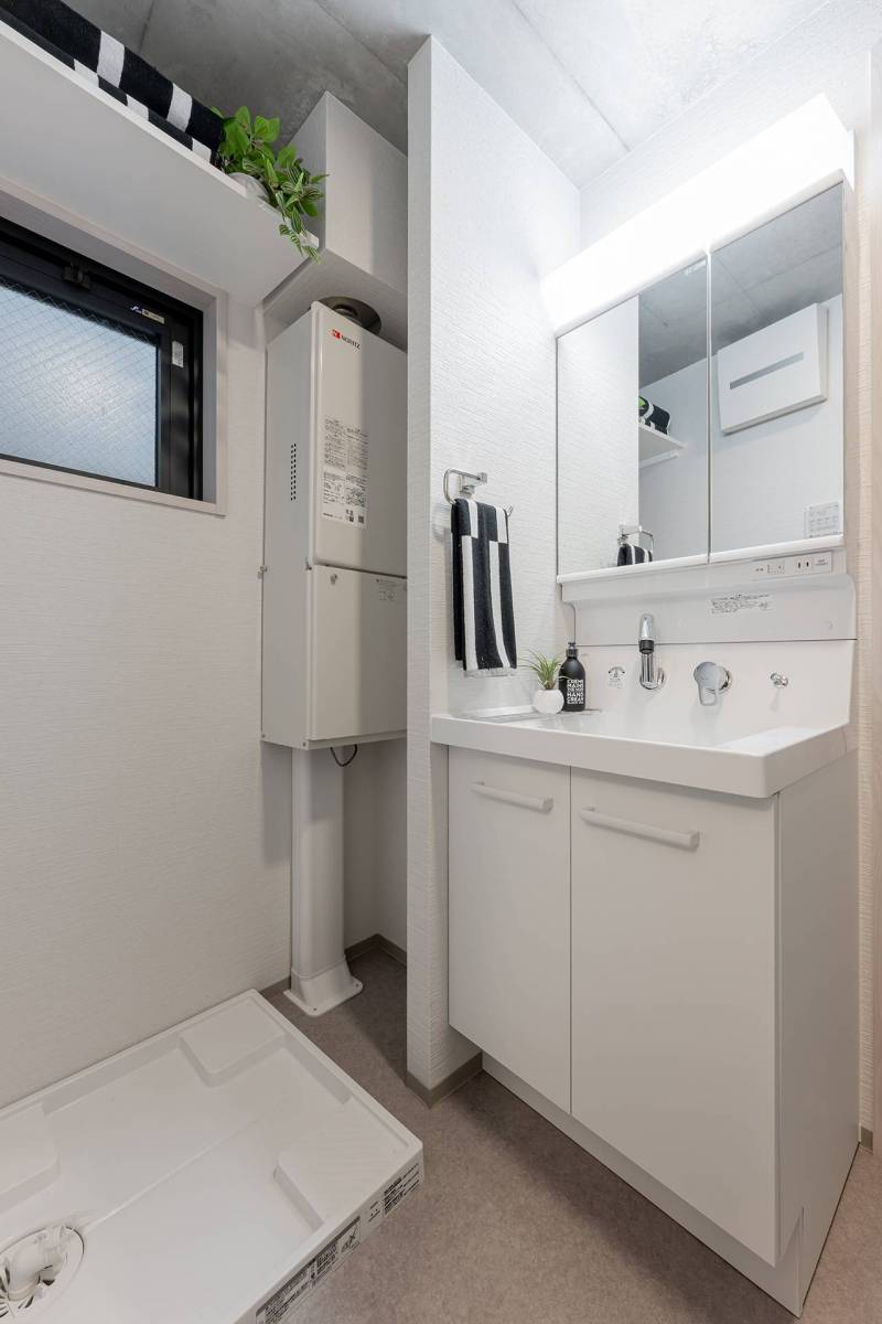 ホワイトで清潔な洗面台と室内洗濯機置場です。