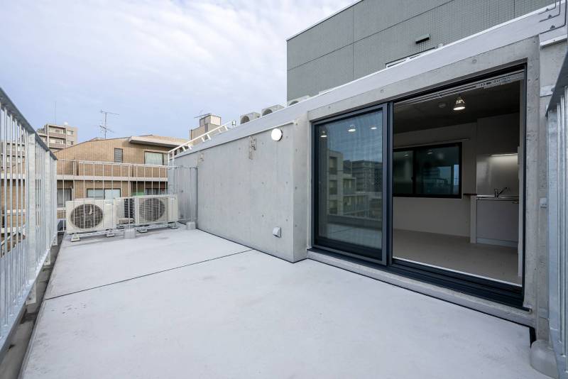 部屋から一歩バルコニーにでると明るい空間。