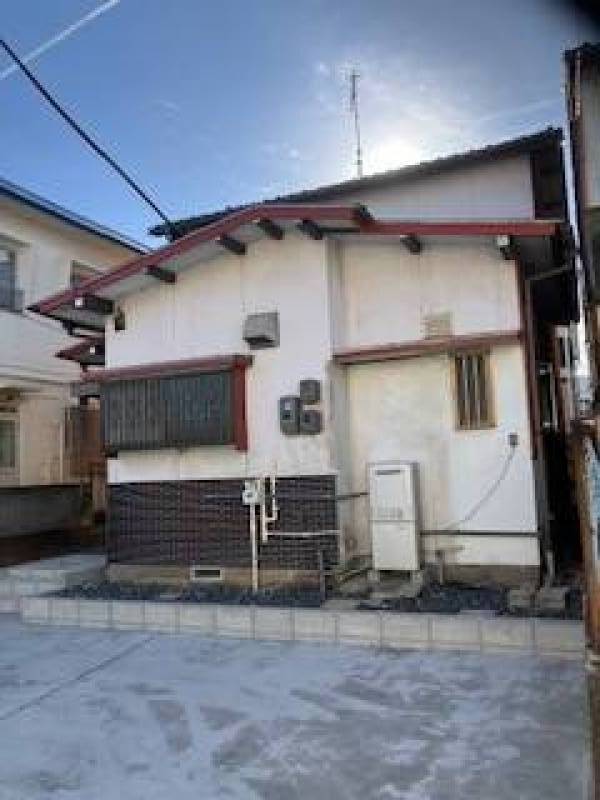 道路沿いに大きく取った
駐車場