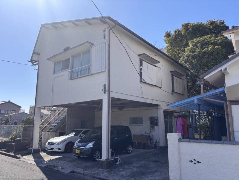 屋根塗装してます