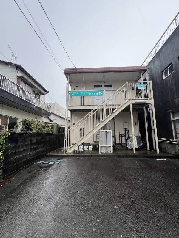 国道からワンブロック隔てる静かな住宅街に立地し、車通りが少