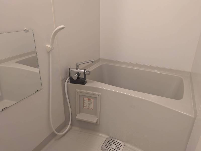 浴室はユニットバスでお手入れ簡単！サーモ水栓新品へ交換予定。