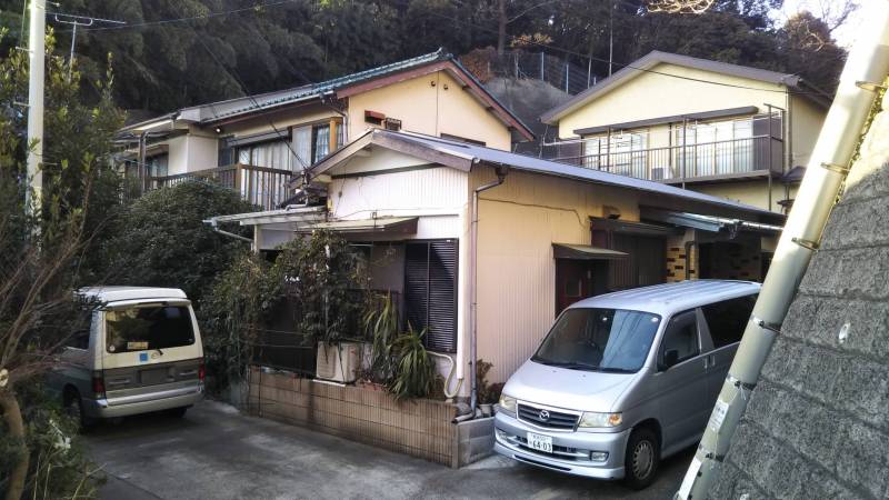 敷地内の隣家 手前は駐車場