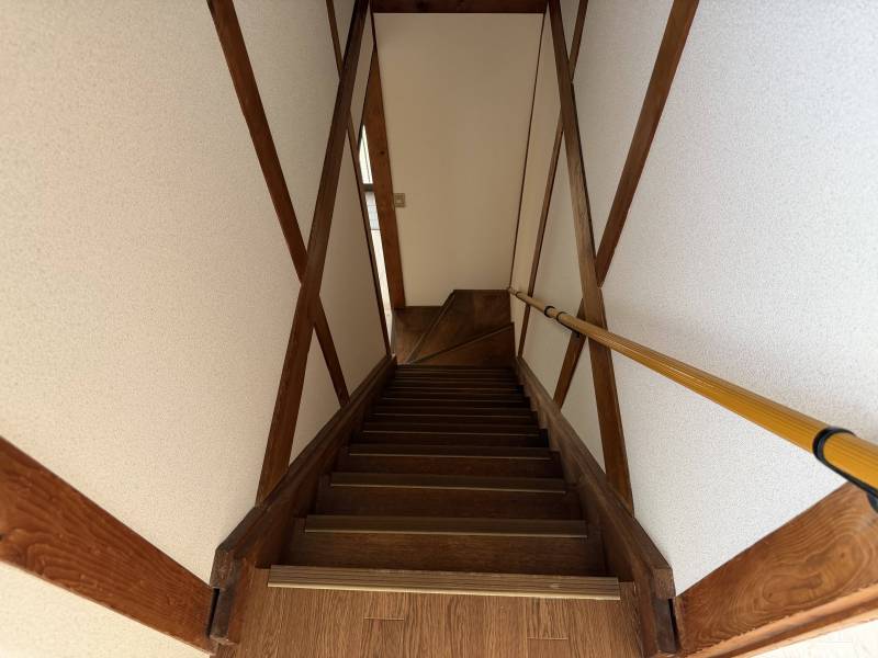 ２階に上がる階段です。手すりついてます！