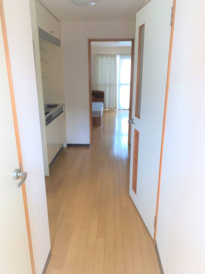 玄関から洋室へ