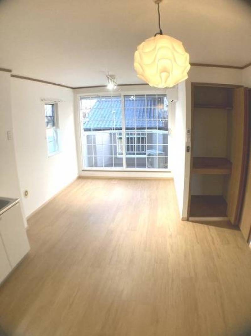 大きな窓で明るく風も通るリビング！