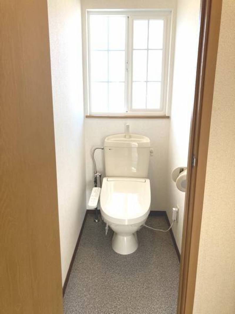 窓のあるトイレはウォシュレット付き！