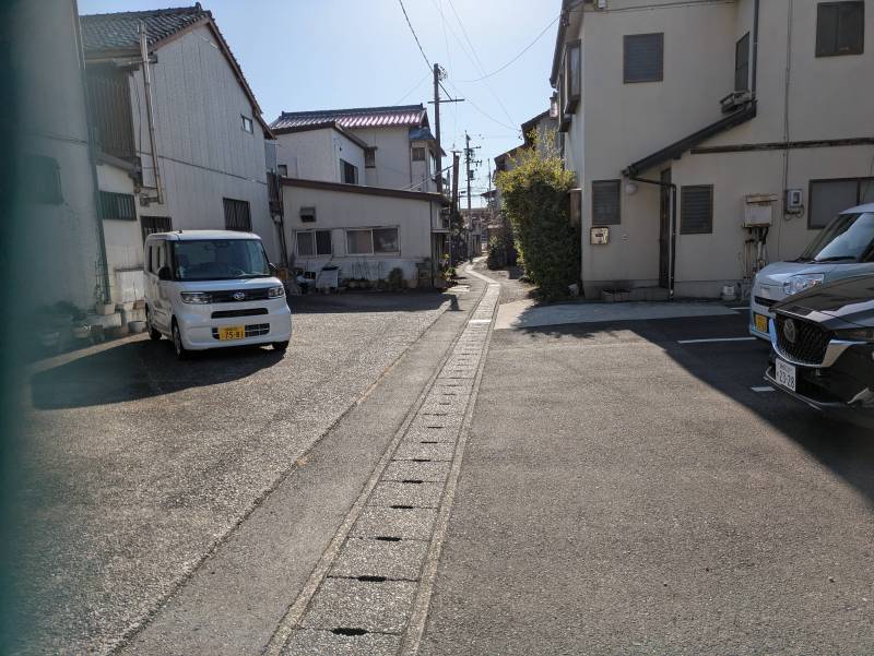 近くに駐車場ありそう