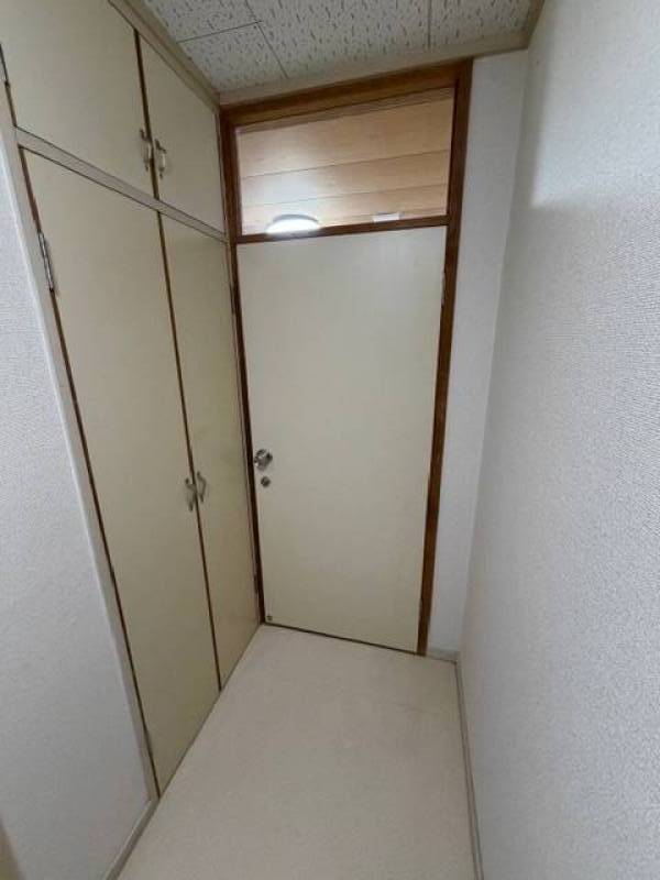 住戸内の扉を閉じた状態を玄関から見たところ。