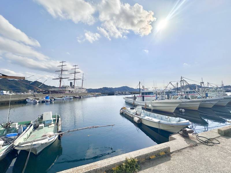 物件から徒歩2分の漁港