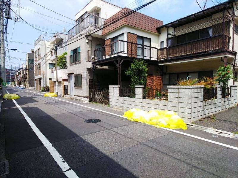 前面道路は広さ十分。ゴミ捨て場も近く！