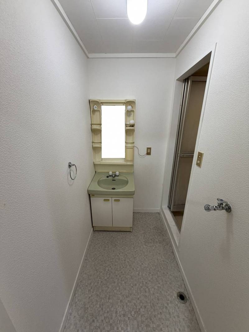 手前が洗濯機置き場です