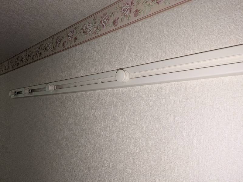 壁には服をかけるハンガー掛け