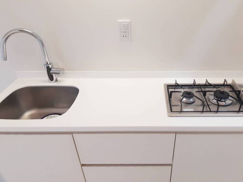 2口コンロのキッチンを完備。白を基調としています。