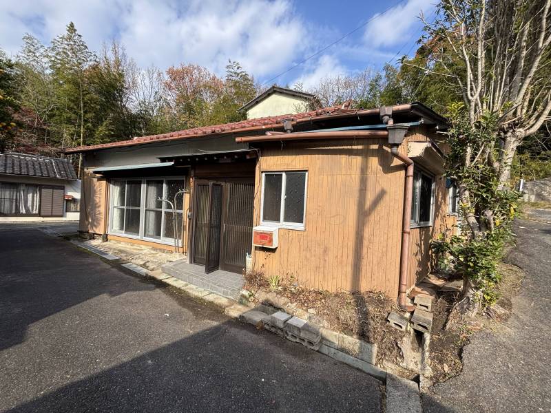 角地で日当たり良好です！縁側も付いた平屋建て古民家です！