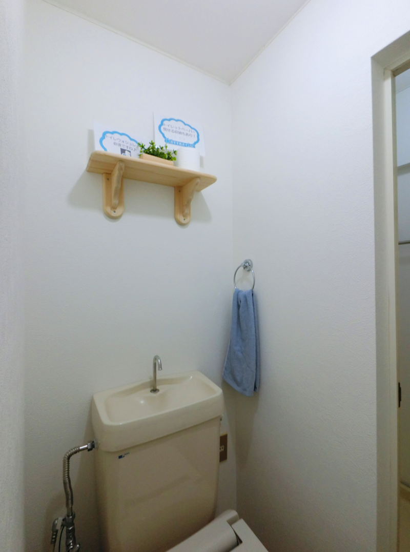 トイレに小棚ありで使いやすいですよ～♪
