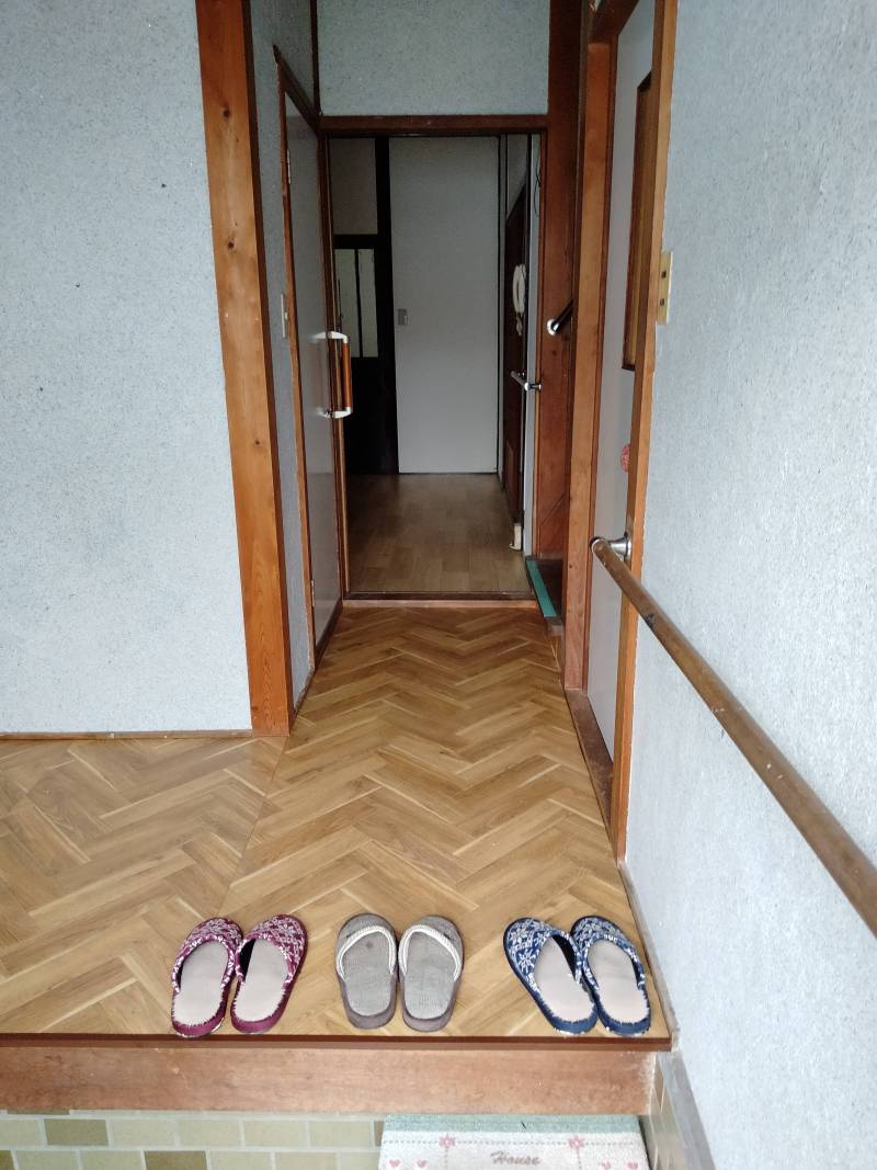 玄関からダイニングキッチンへ