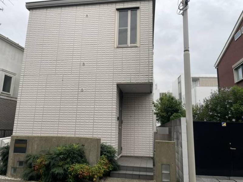 建物の向かって右側に101の玄関ドアがあります