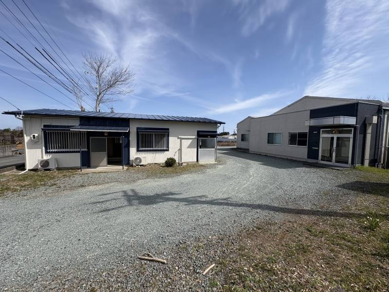 只今、環境整備の一環として、写真左手の宿舎は内装工事中です。