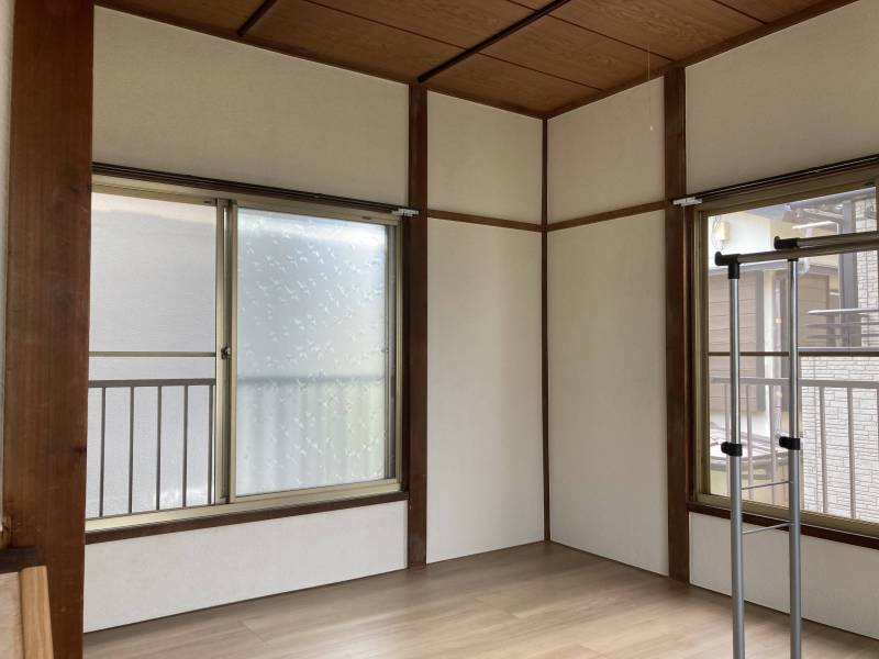 壁は珪藻土を塗装しました。