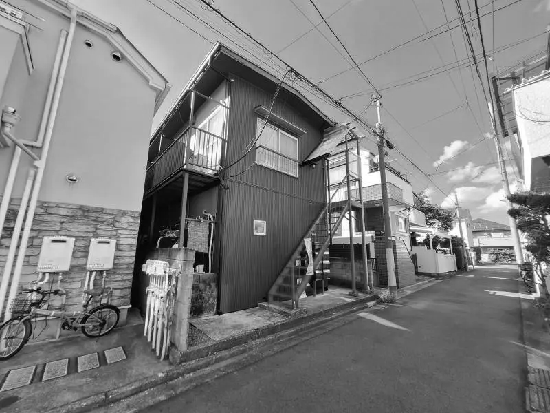 古めですが中も外もリノベ済です