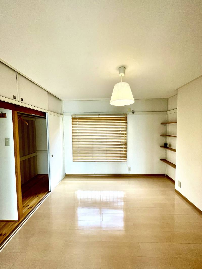 黒板に予定でも書く？裏はクロゼットと本棚です。