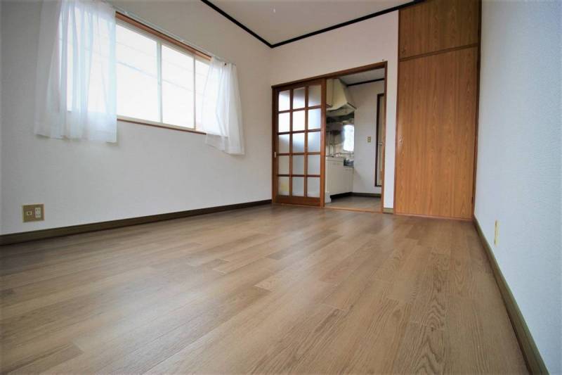 居室とキッチンは同じ床材で広々とした一体感を感じます。