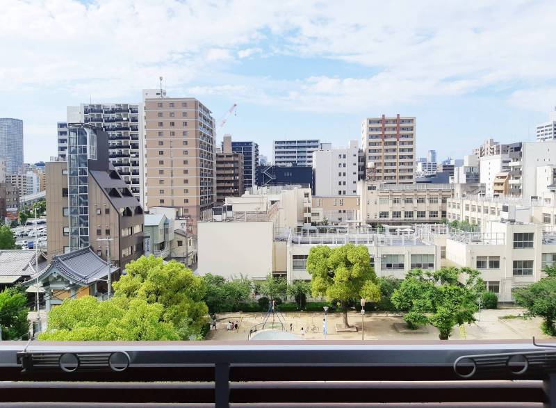 ベランダからの眺望。目の前には公園があり過ごしやすい環境