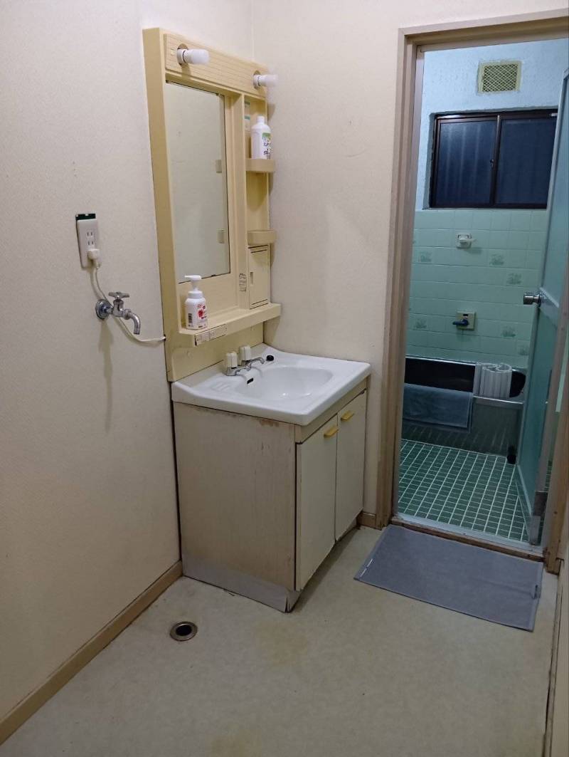 洗面台は収納たっぷりで大きな鏡も付いています。