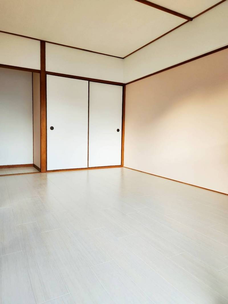 くすみグレーのフロアに癒しのアクセントクロスがオシャレ♪