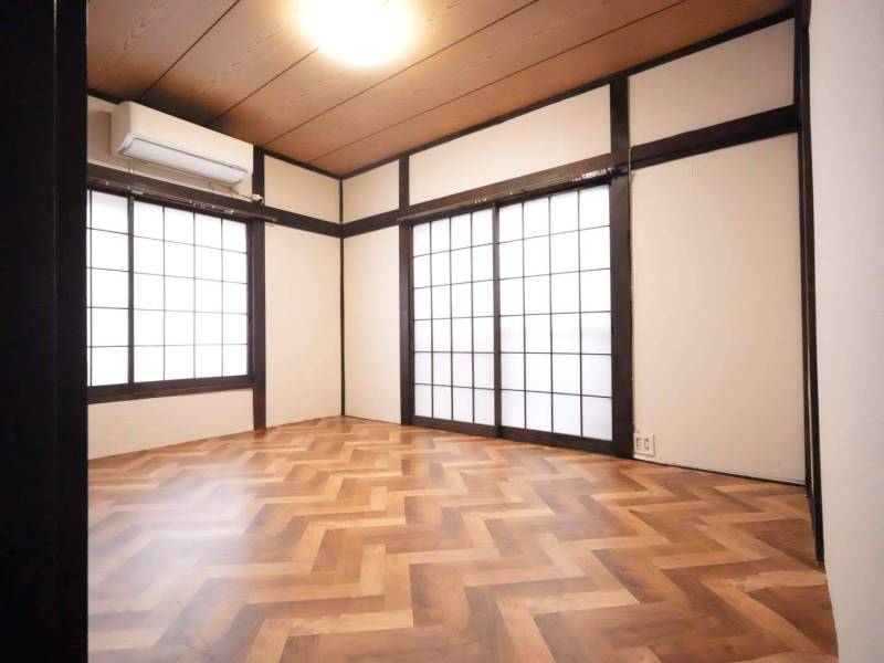 １F6畳
窓は2か所あります。
大型エアコンついています。