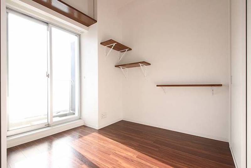 リビングと洋室をつなぐキャットウォーク。洋室にも登り棚有り。