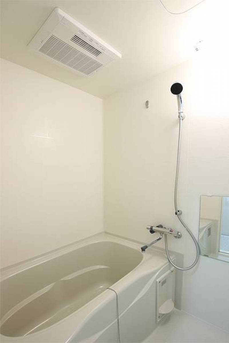 3点セパレートタイプの浴室乾燥機付きバスルーム。