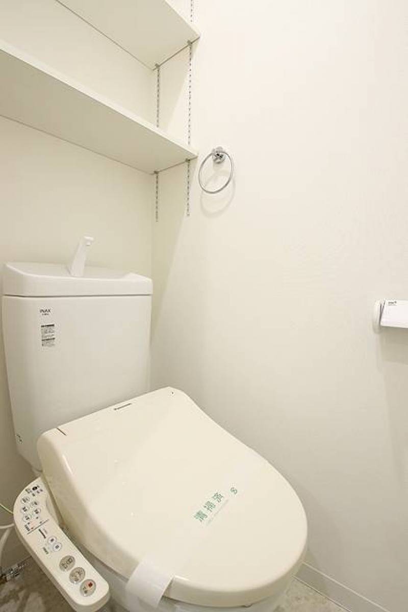 白を基調とした清潔感のある温水洗浄便座付トイレ。