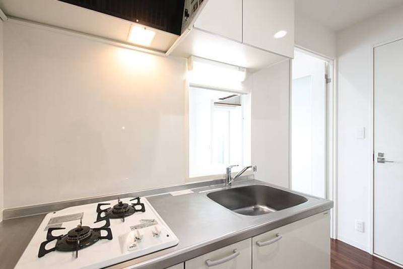 2口コンロのキッチン。調理中猫ちゃんが入れないよう仕切り有。