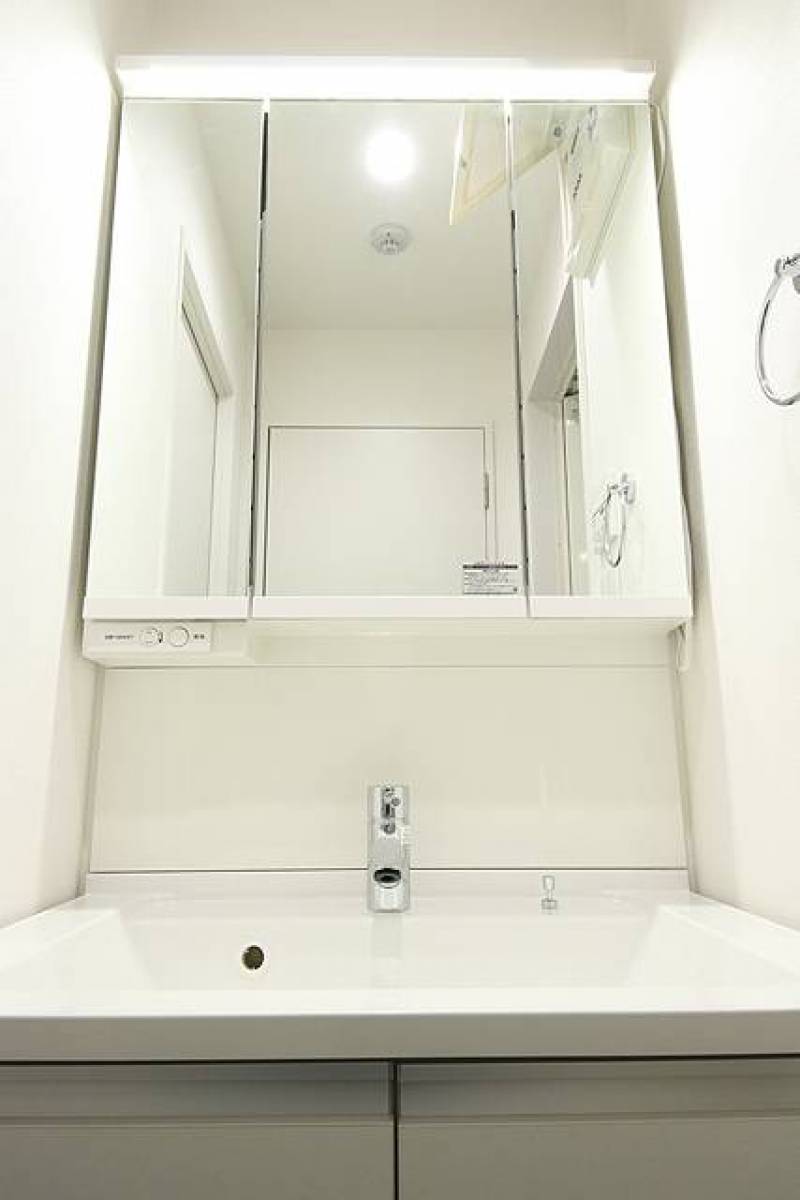収納力に優れた三面鏡タイプの洗面台を完備。