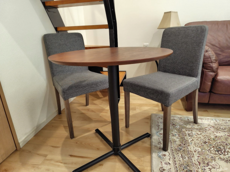 ダイニングテーブル・チェア設置によりリラックスした食事空間へ