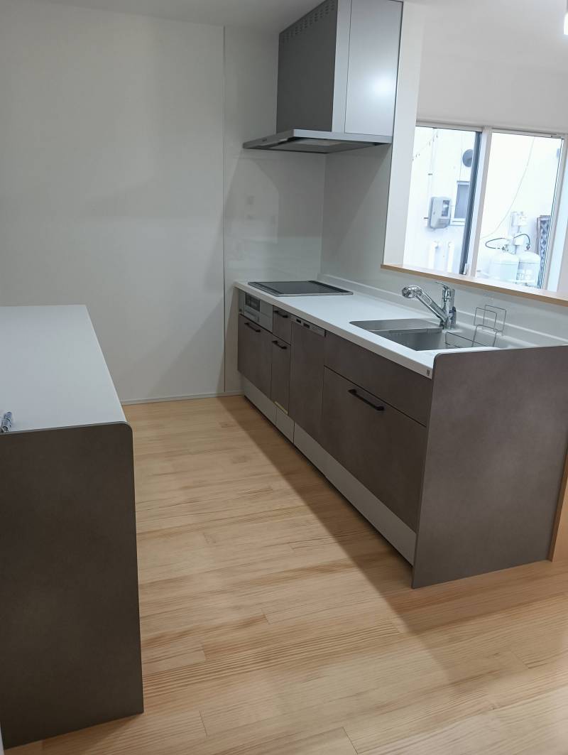 キッチンはカップボード付の対面式です