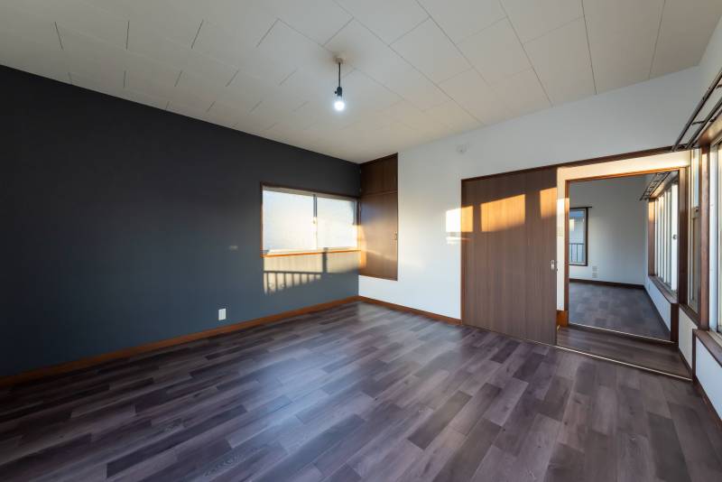 洋室（西）から洋室（東）を臨む