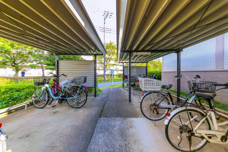 駐輪場。駐車場も敷地内にあります。