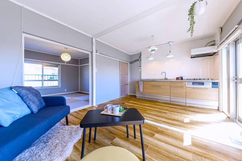 LDK。天井照明付き（家具類は展示用）