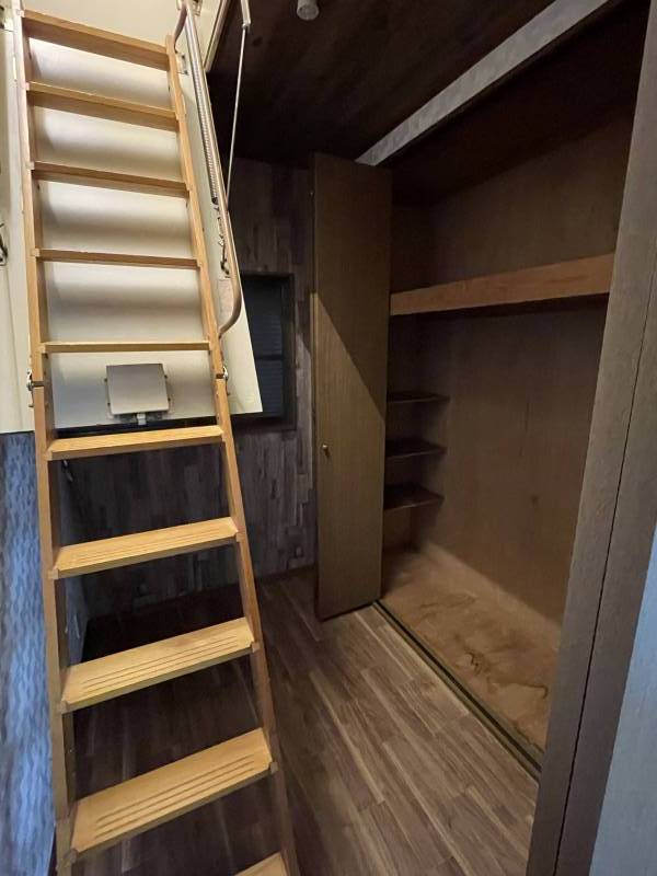収納2 と　屋根裏部屋階段