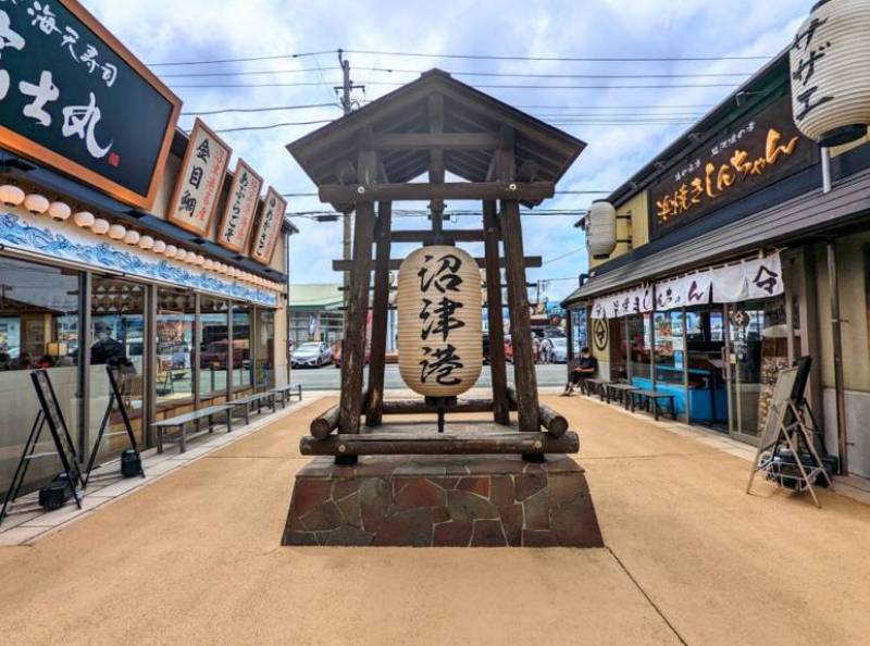 美味しい寿司！海鮮豊富な沼津港まで徒歩8分