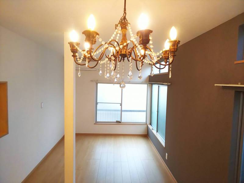 お部屋に入った瞬間に見えるシャンデリアがおしゃれを演出！