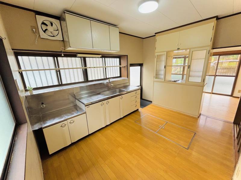 キッチン天井　土間　キッチン台取手塗装　換気扇新品　