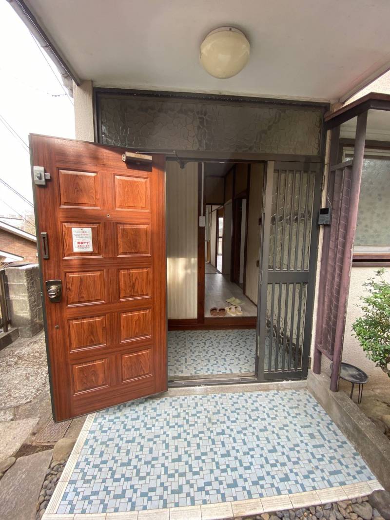 玄関は親子ドア，ダブルキー，カメラ付インターフォンで安心