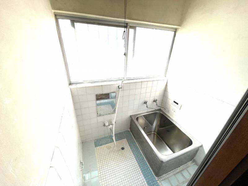 お風呂は追い焚き付きです♪