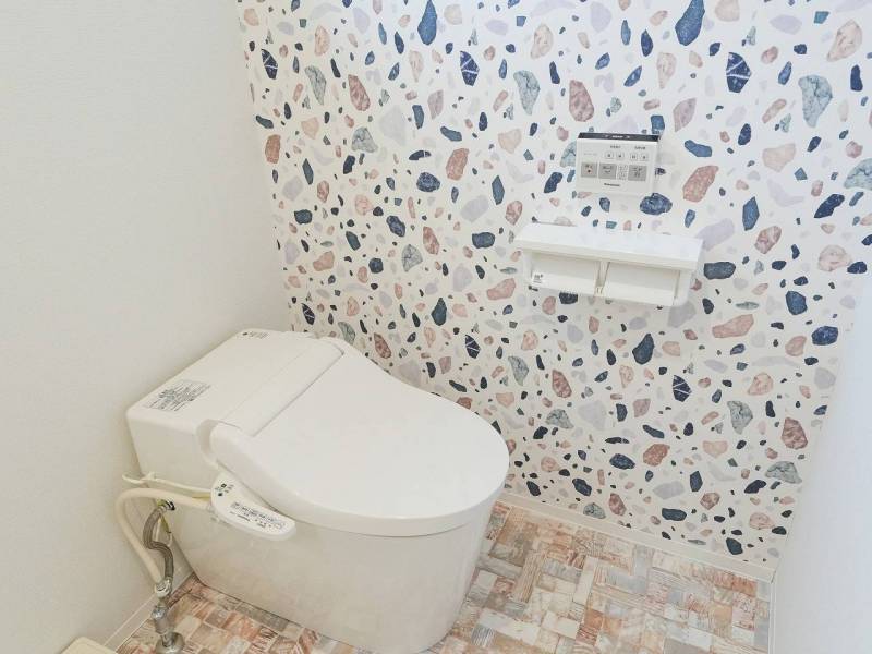 ウォシュレット　
スマホが置けるペーパーホルダーあり