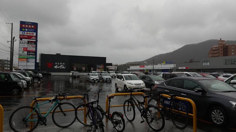 幌南小学校前駅から、帰りに道すぐ脇にはショッピングモール。